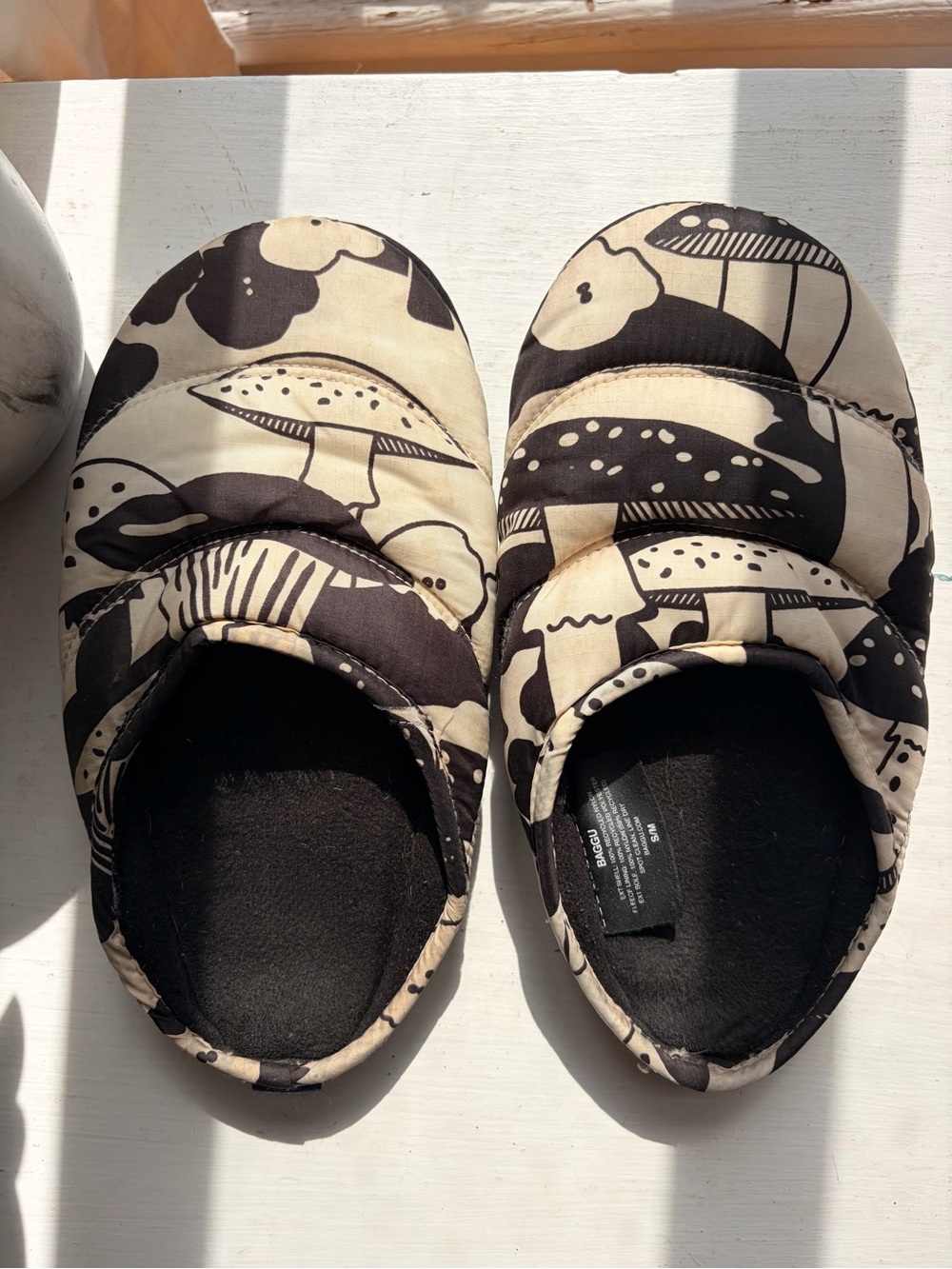 BAGGU Women’s Black & Cream Mushroom Quilted Puffy Slippers Small/Medium - Picture 6 of 7